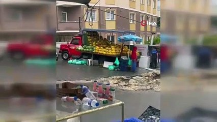 İstanbul'da iki araç sel sonrası çöken yolun içine düştü
