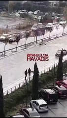 Sel suları kuryeyi motosikletiyle sürükledi. Boğularak ölmesini vatandaş önledi