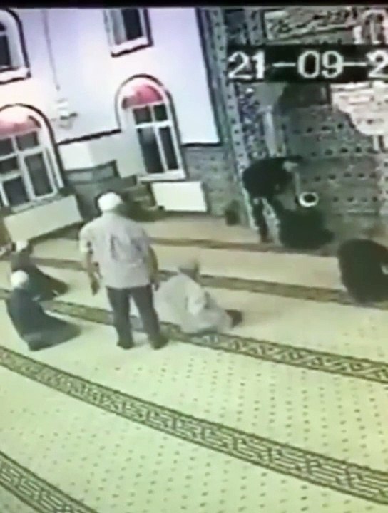 Ayakkabıyla camiye girdi imama bağırdı. Namaz kılan cemaat şok oldu