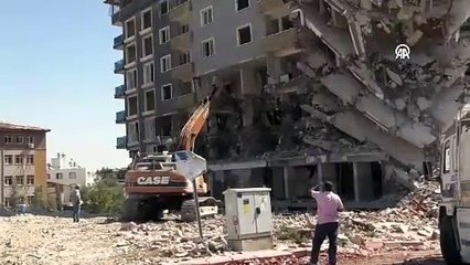 Hatay'da ağır hasarlı binaların kontrollü yıkımı sürüyor