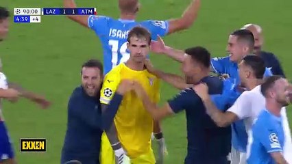 Dünya Lazio kalecisinin Şampiyonlar Ligi'nde attığı golü konuşuyor. Tarihe geçti
