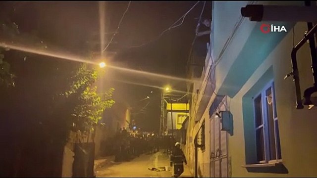 Evini yakıp kendine zarar veren kişiyi polis kurtardı
