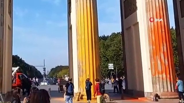 İklim aktivistleri bu kez de ünlü Brandenburg kapısını boyadı