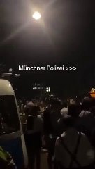 Alman polis aracından Tarkan'ın şarkıları çalındı, herkes çılgınca eğlendi