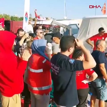 Sporcu İrem Sönmez kadına şiddete farkındalık için 24 saat boyunca aralıksız yüzdü