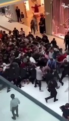 iPhone 15 alabilmek için birbirlerini ezdiler. Güvenlikler bile yetersiz kaldı