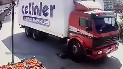 Kamyona binmek isterken canından oldu. Halde korkunç kaza kamerada