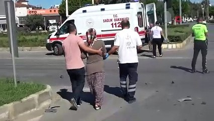 Otomobiller çarpıştı, sürücülerin eşleri yaralandı