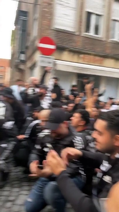 Binlerce Beşiktaş taraftarı Brugge sokaklarını Dolmabahçe'ye çevirdi