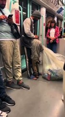 Video çekmek için çıktığı köprünün altında asılı kaldı