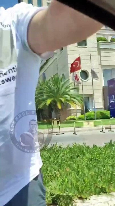 Kucağında çocukla araba kullandı, kendisini görüntüleyen sürücüye tepki sözle saldırdı. Hem suçlu hem suçlu