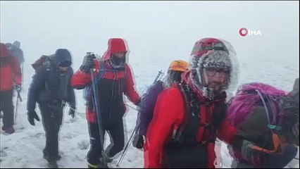 Ağrı Dağı'na tırmanmalarına sis ve fırtına engel olamadı