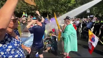 İki bin kişiyi gözaltına aldılar. Polis acımadı