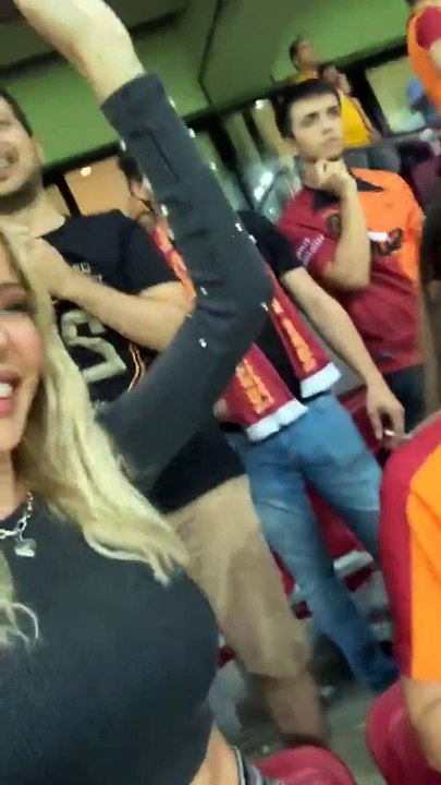 Hande Sarıoğlu'nun takipçisine ettiği hakaret tepki çekti.  Gol sevincine yapılan yoruma sinirlendi