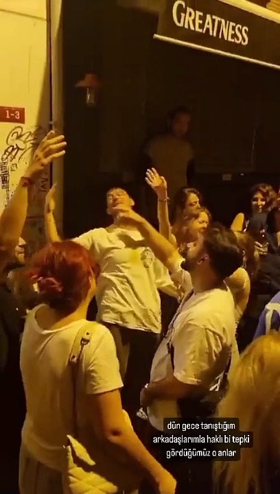 Uraz Kaygılaroğlu başında aşağı bir kova su yedi. Gece yarısı bağıra bağıra şarkı söyledi