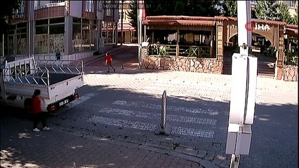 Yaya geçidinden karşıya geçmek isteyen çocuk, otomobilin altında kalmaktan son anda kurtuldu