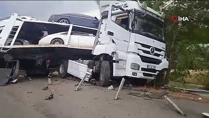 Lüks araçları taşıyan tır kaza yaptı