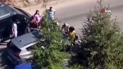 Trafikte kadın şiddeti. Erkek sürücüyü aracıyla sürükledi