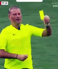 Hakemden sarı kartı gören oyuncu karşılığında oyun kartı gösterdi