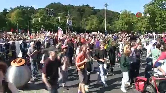 Almanya‘da 10 bin kişilik iklim protestosu