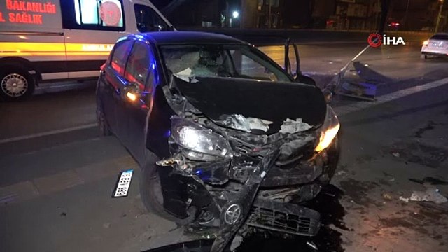 Direksiyon hakimiyetini kaybedip iki araca çarptı