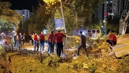 Yıkım sırasında duvarın caddeye devrildiği anlar kamerada