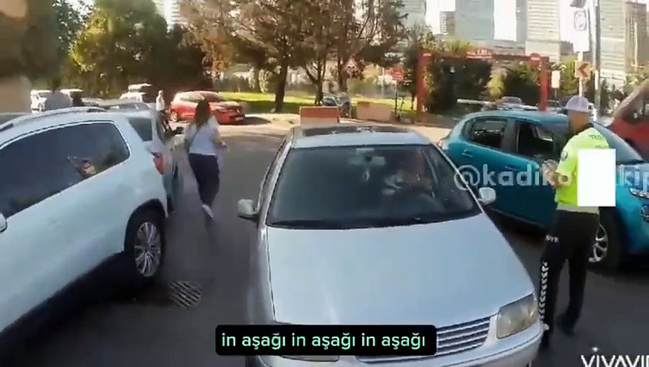 Trafikte ‘muhtarım’ diyerek silah çeken kişiyi polis rastgele bir motosiklete binerek yakaladı