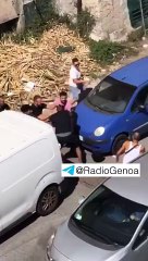 Roma'da bir kadının çantasını çalan Afrikalı göçmen tekme tokat dövüldü