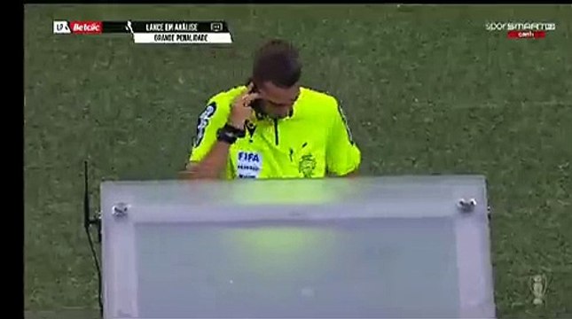 Penaltı için VAR'a giden hakem kararını telefonla verdi. Sosyal medyada büyük tepki çekti