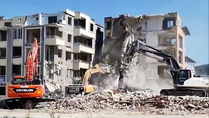 Hatay'da ağır hasarlı binaların kontrollü yıkımı sürüyor