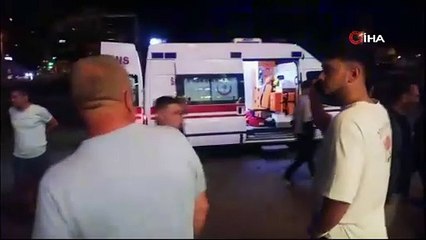 Motosiklet otomobile çarpıp dükkana girdi