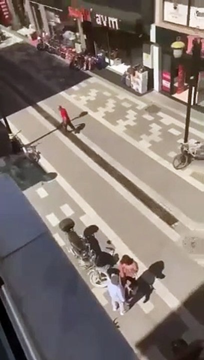 Sokak ortasında babası tarafından tekme tokat dövüldü