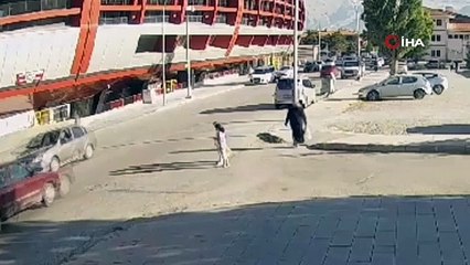 Polisten yürekleri ısıtan görüntü. Helal olsun sana