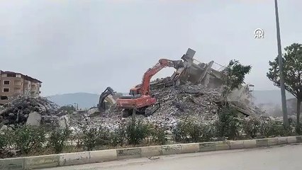 Hatay'da ağır hasarlı binaların kontrollü yıkımı sürüyor