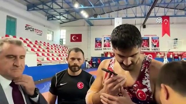 Erdoğan, Serbest Güreş Milli Takımı'nın kaptanı Taha Akgül ile telefonda görüştü