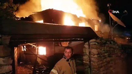 İki katlı ev alev alev yandı