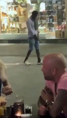 İsviçre'de bir göçmen sokakta yürüye yürüye tuvaletini yaptı