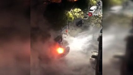 Motor kısmından yanmaya başlayan aracı vatandaşlar söndürdü