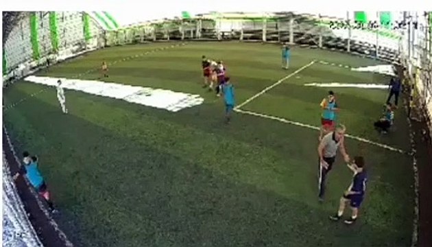 Oğluna faul yapılmasına sinirlenen beden hocası öğrencisini tekme tokat dövdü
