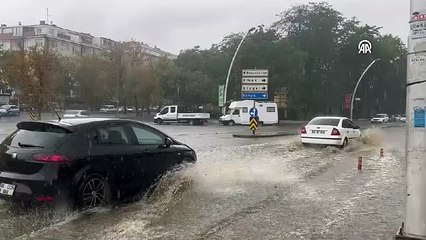 Ankara’da sağanak aniden başladı: Cadde ve sokaklar göle döndü