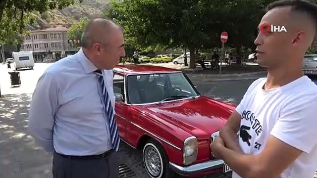 1976 model klasik araba satışına şaşırtan ilan. Satın alana hem araba hem bir deste para verecek