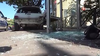 Otomobil otobüs durağına daldı: 1'i ağır 3 yaralı