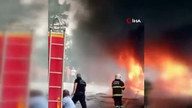 Seyir halindeyken yanan otomobil kullanılamaz hale geldi