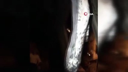 Husumetlisinin aracını önce taşladı sonra ateşe verdi