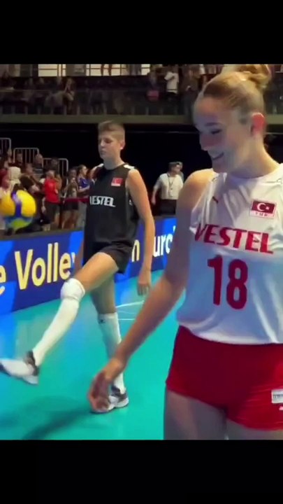 Ebrar top sektirince Quaresma kıskançlıktan çatladı. Quaresma ne ki! Beşiktaşlı Ebrar'ın yaptıklarına bakın...