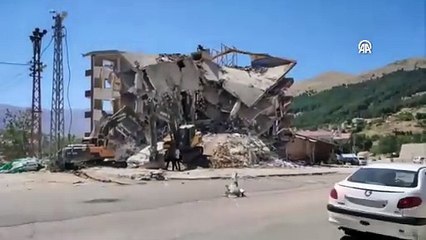 Çelikhan'da ağır hasarlı binaların yıkımı sürüyor