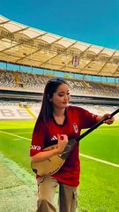 Beşiktaş Stadı'nda İzmir Marşı'nı çaldı. Kazak sanatçıdan takdir toplayan hareket