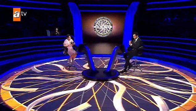 Kenan İmirzalıoğlu milyonluk soruyu açtıran yarışmacıyı alnından öptü. Milyoner'e damga vurdu