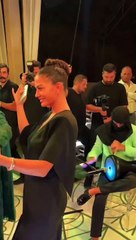 Demet Özdemir arkadaşının düğününde göbek attı