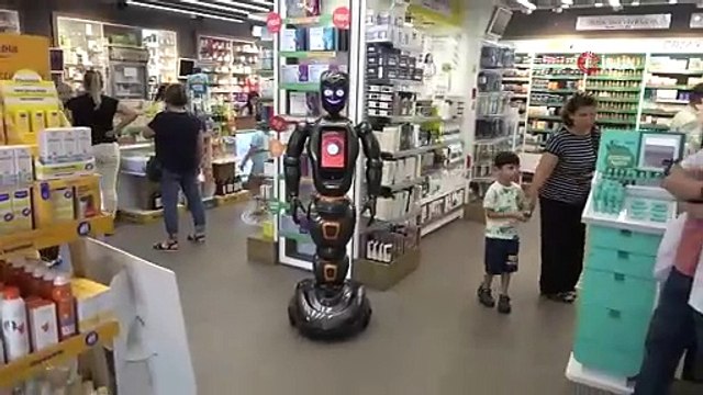 Yapay zekalı eczane teknisyeni robotu iş başı yaptı. Türkiye'de bir ilk. Çevre illerden görmeye geliyorlar